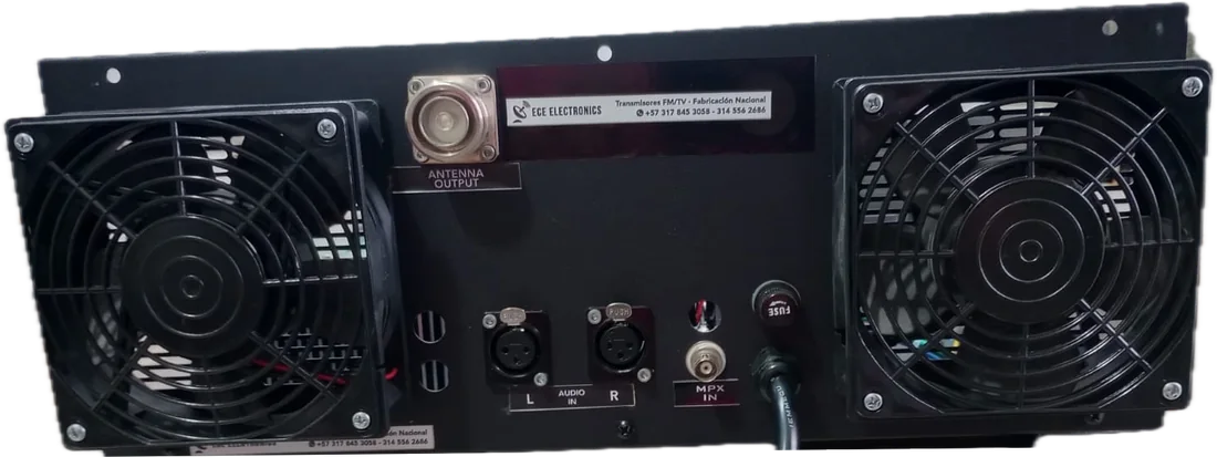 Por detrás: salida de antena, entradas de audio L y R, entrada MPX y dos ventiladores