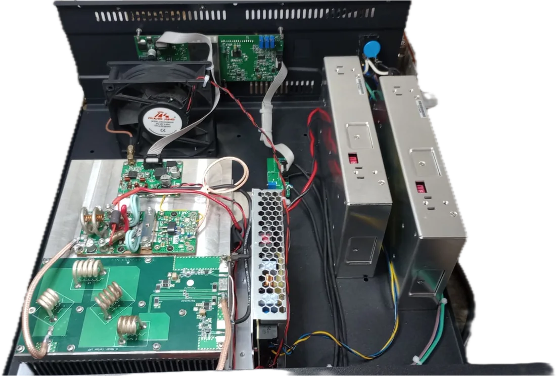 Por dentro: tarjetas de control, ventilador y filtro de salida